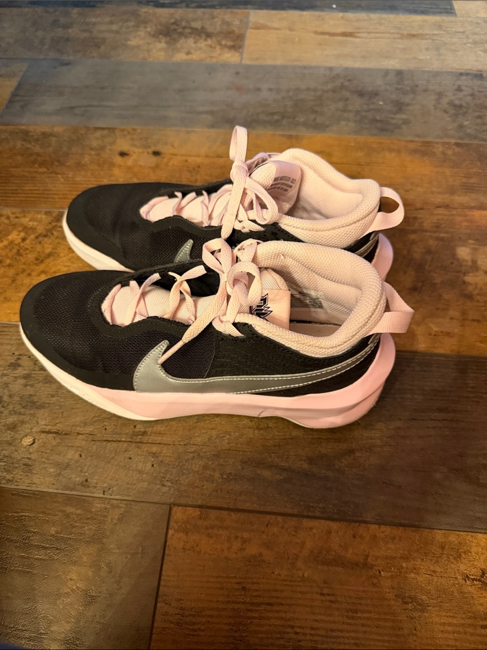 Nike Black and Light Pink Low-Top Athletic Sneakers YSz6-W7.5,8.  NWOB